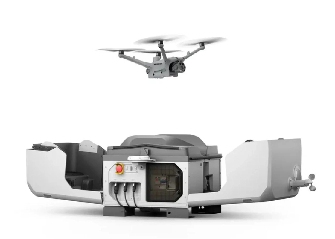 ドローンが自動充電ステーションの上をホバリングしている様子です。