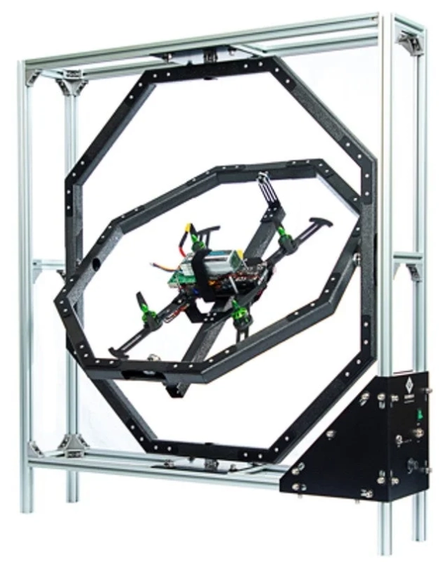 ドローンが試験装置に固定されている様子