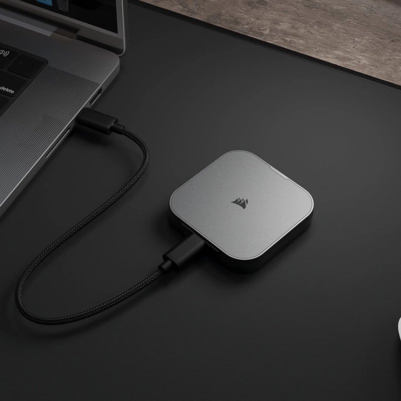 MacBookに接続されたCORSAIR EX300U