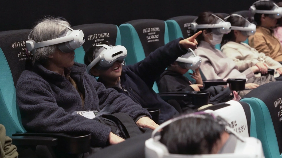 VRヘッドセットを装着して鑑賞する人々