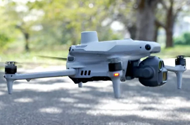 ホバリングするドローン