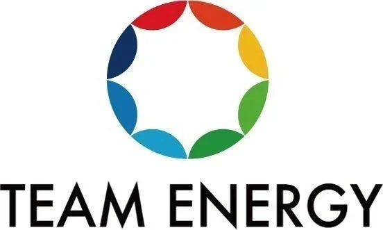 カラフルな花びら状のパーツが円形に配置されたロゴマークと、「TEAM ENERGY」の文字が描かれた画像です