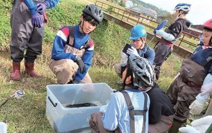 川辺での環境学習