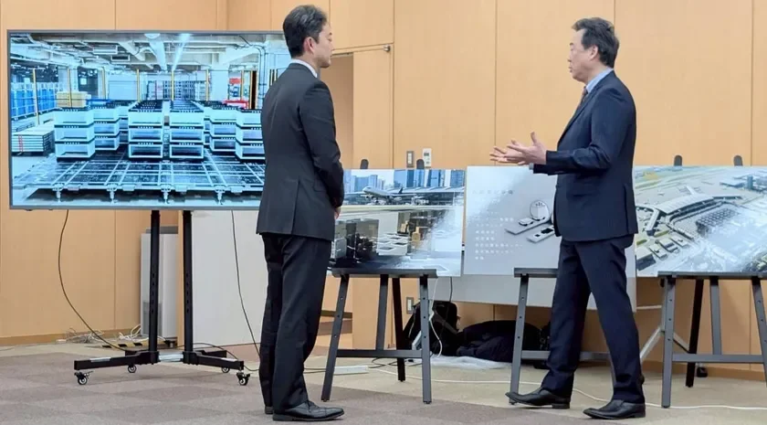 熊谷知事に実証実験の内容を説明する大久保氏