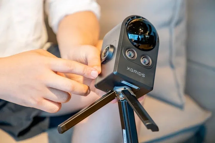 人がXGRIDS製の360度カメラを操作している様子