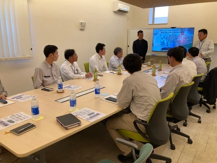 会議室でのプレゼンテーションの様子