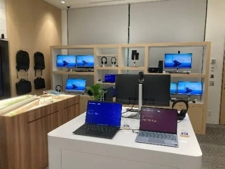 ノートパソコン、モニター、ヘッドホン展示