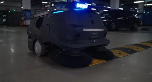 地下駐車場で清掃するロボット