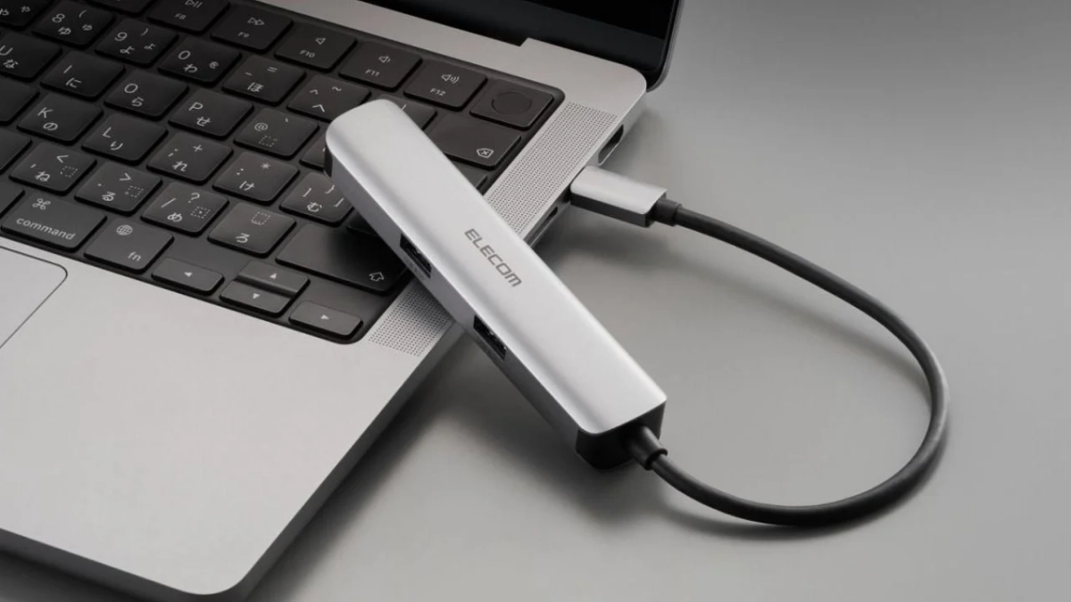 ノートパソコンの側面に、ELECOM製のマルチポートUSBハブが接続されている様子