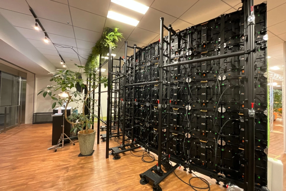 巨大LEDディスプレイの裏側