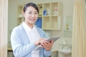 タブレットを操作する医療従事者