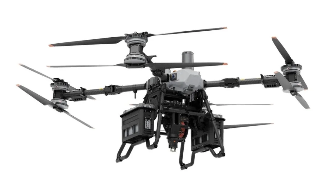 複数のプロペラと複雑なペイロードシステムを搭載した大型の産業用ドローンが写っています。