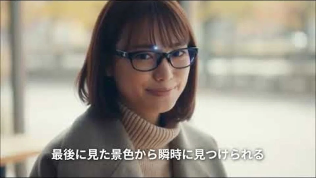 スマートグラスをかけた女性