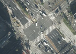 都市部の交差点の航空写真