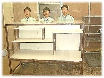 完成したショーケースと生徒