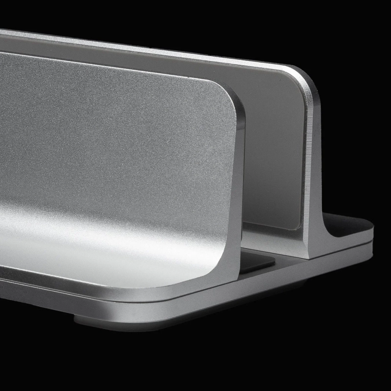 黒い背景に置かれた銀色の金属製ラップトップスタンド