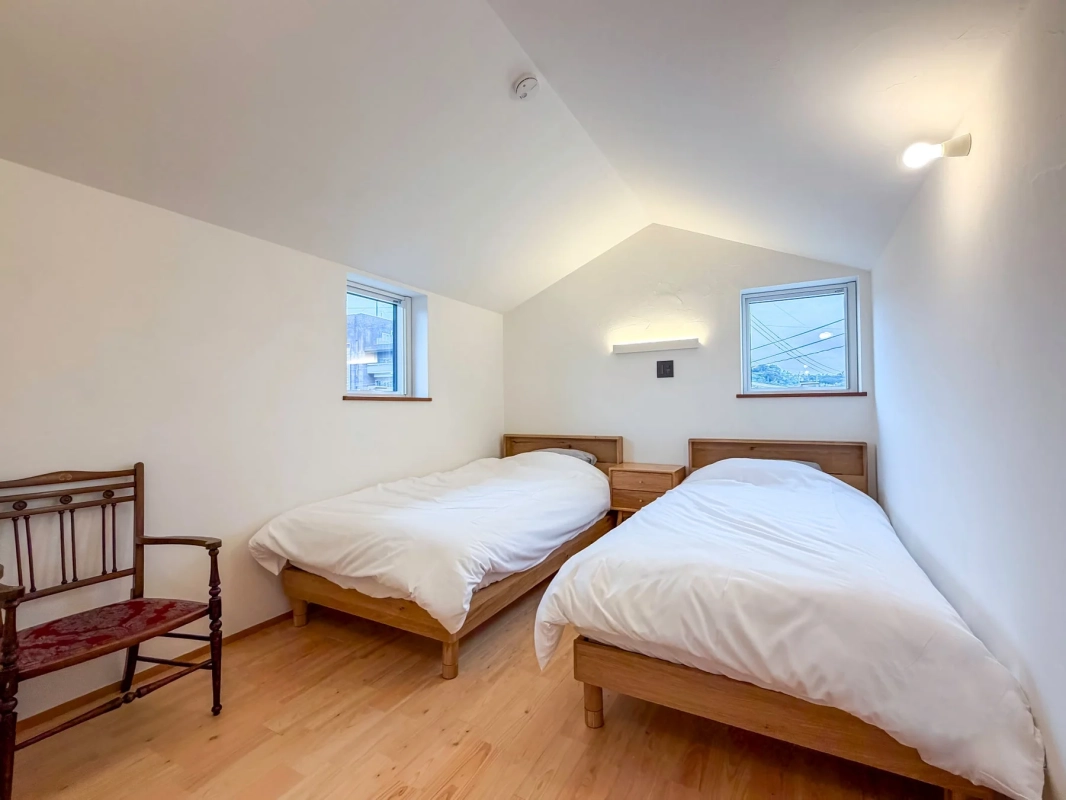 EN BASEのシンプルで清潔感のある寝室