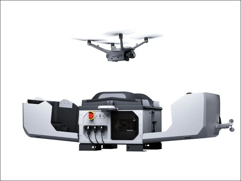 ドローンが専用の地上ステーションの上を飛行している様子