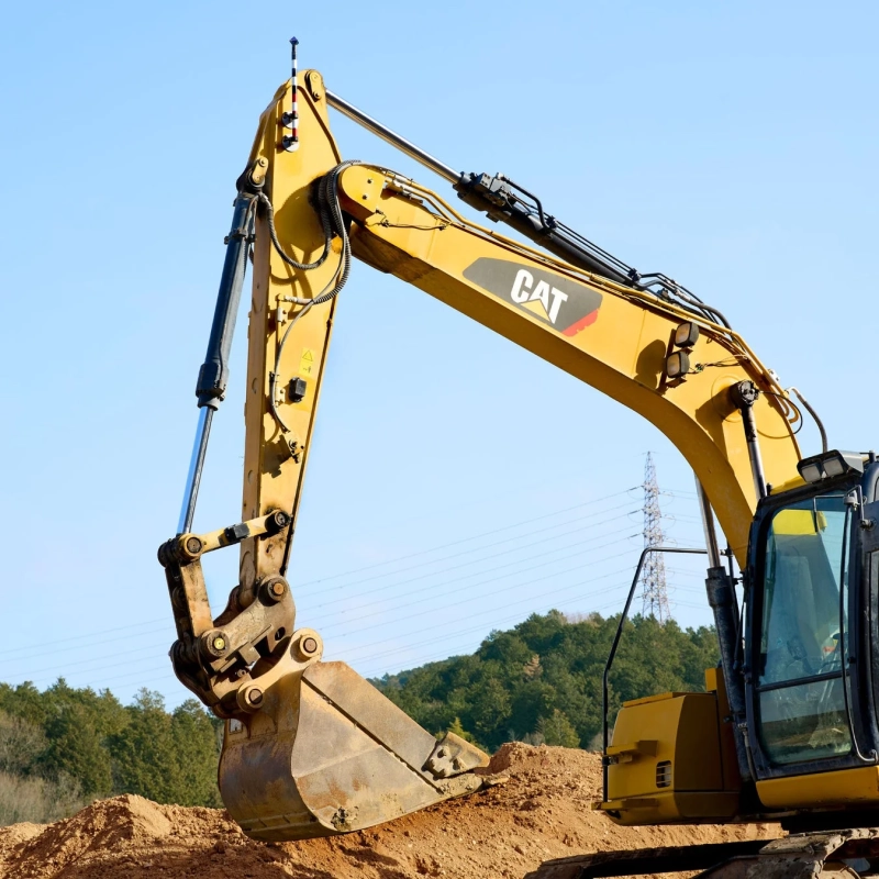 建設機械に設置された測量用プリズムのクローズアップ画像