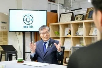 オフィスで説明する男性