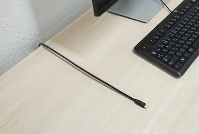 長めのケーブルでデスクを広く使うイメージ