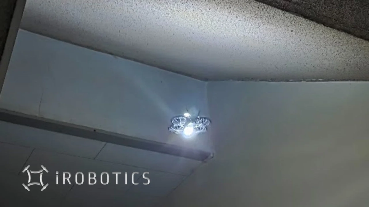 天井の角にライトを点灯させたドローン