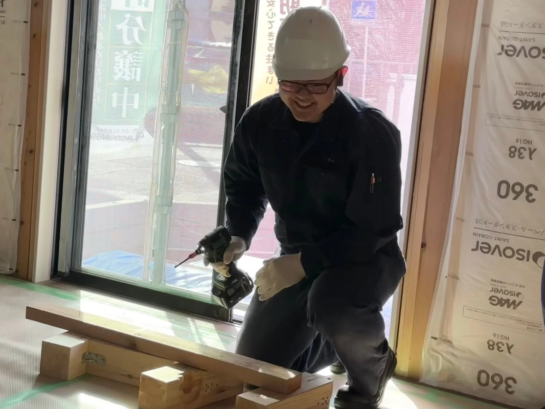 電動ドリルで作業している生徒の様子