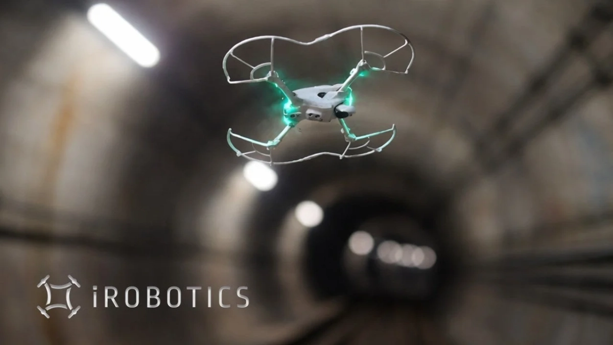 トンネル内を飛ぶ緑色のライトのドローン