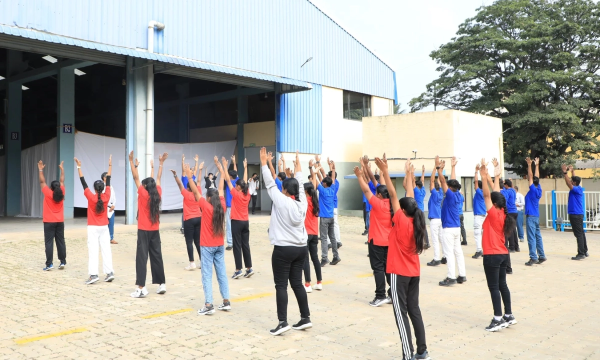 屋外で体操をするグループ