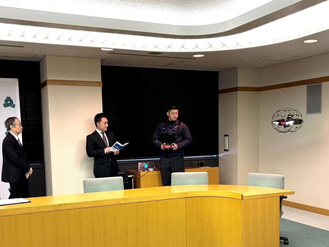 会議室でドローンを操作する男性