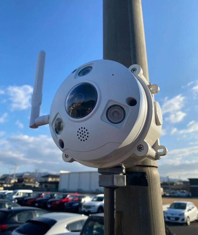 白いドーム型防犯カメラ