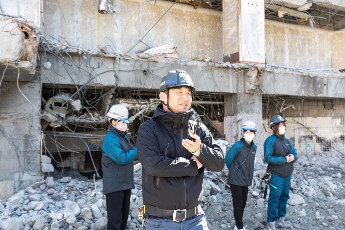 解体現場で指示を出す作業員の様子