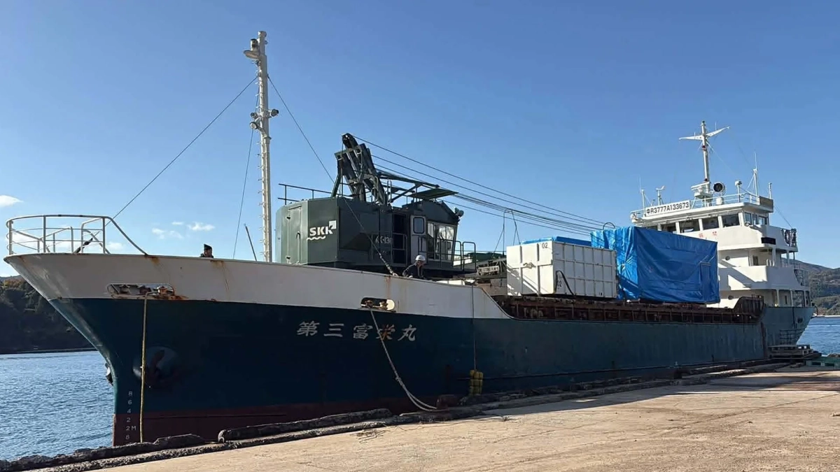 港に停泊している貨物船「第三富栄丸」