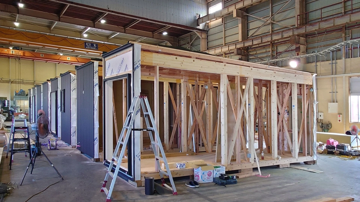 工場内でモジュール式の木造建築ユニットが建設されている様子