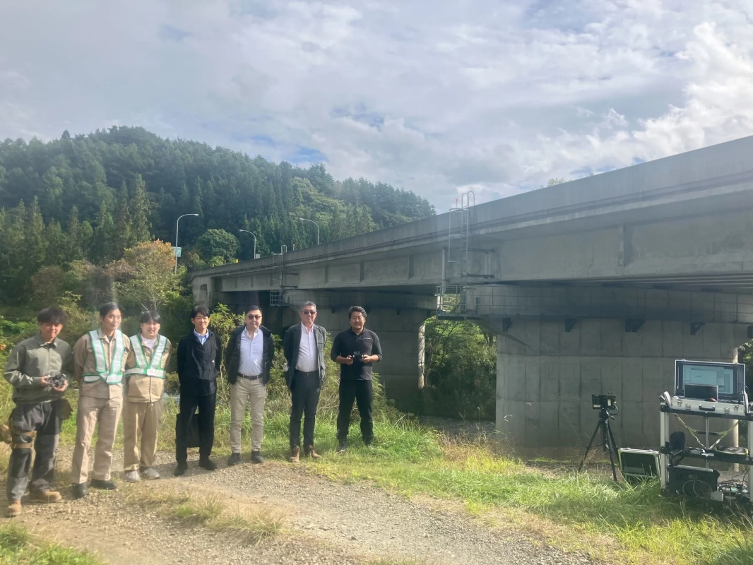 橋梁点検現場で人々が集まっている風景