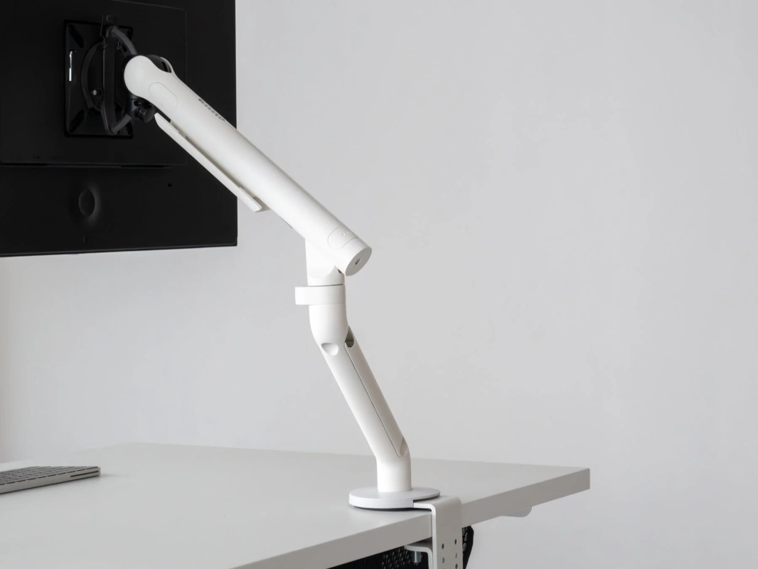 白いデスクとモニターアーム