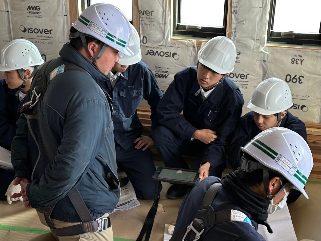 タブレットを囲んで打ち合わせをしている様子