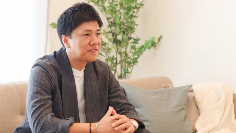 ソファに座り腕を組みながら話すLIFEFUND代表の白都氏