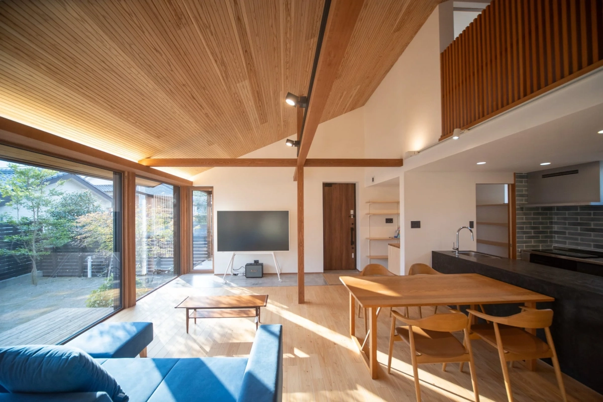 EN BASEの開放的なリビングダイニング