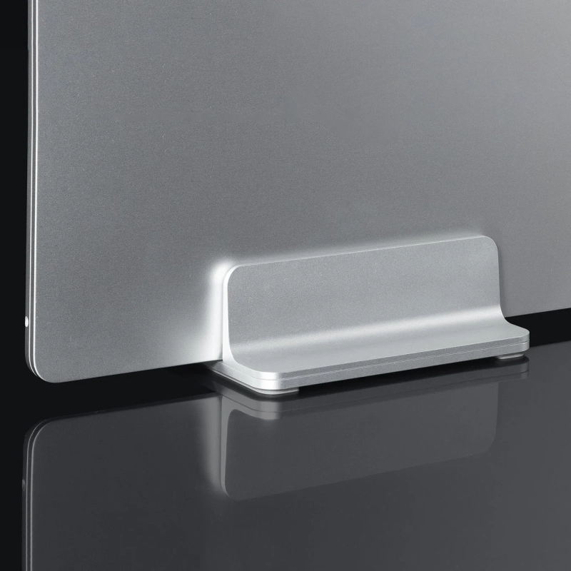 シルバーの電子機器が、同じくシルバーのミニマルなスタンドに立てかけられています