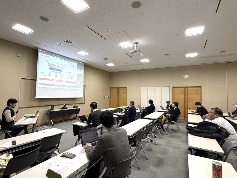 会議室でプレゼンテーションが行われています。