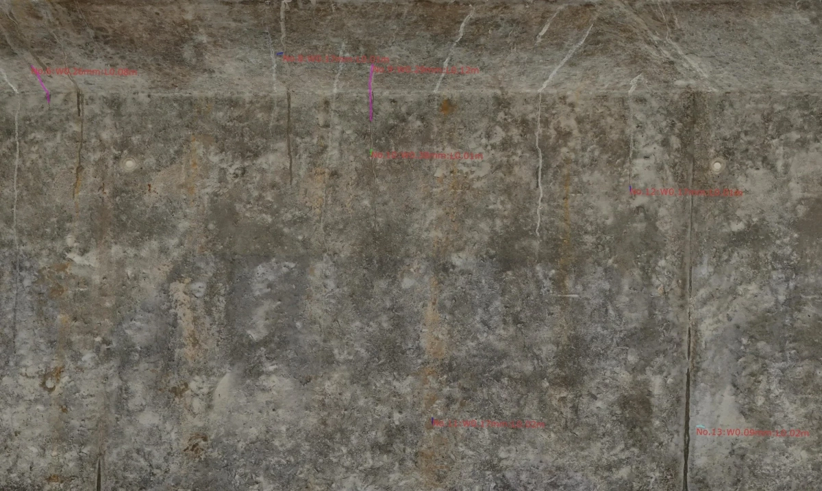 ひび割れ測定値が記載されたコンクリート壁