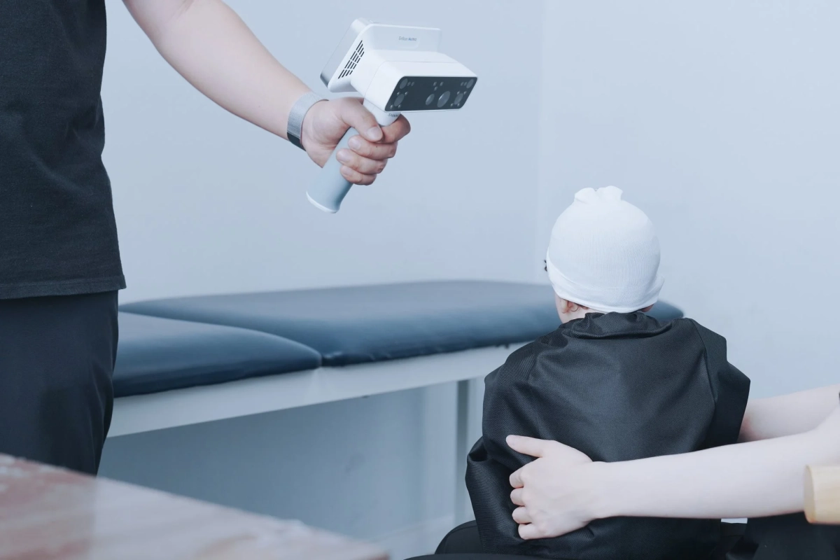 患者の頭部をスキャンする様子