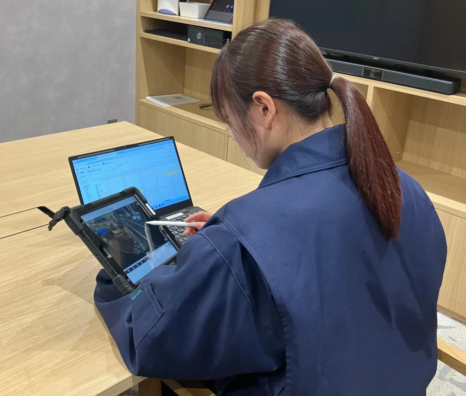 タブレットで現場映像を確認する女性