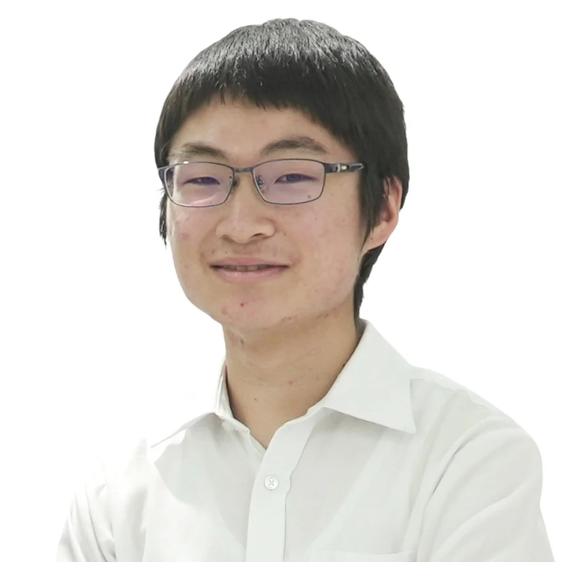 メガネをかけた若いアジア人男性