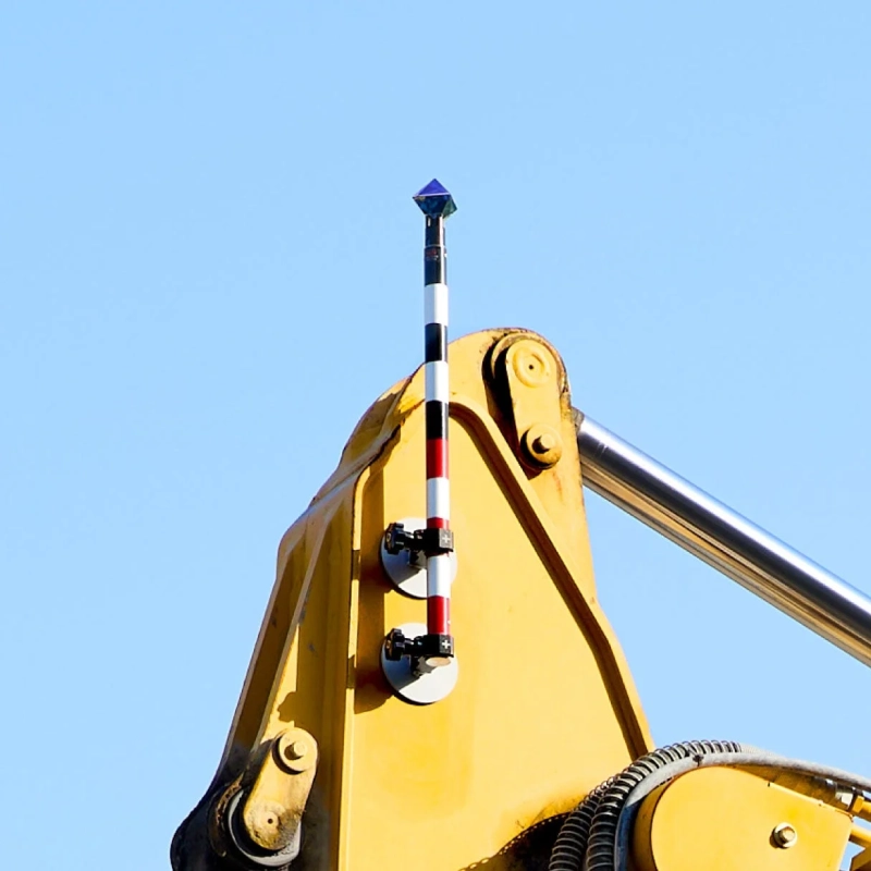 建設機械に設置された測量用プリズムのクローズアップ画像