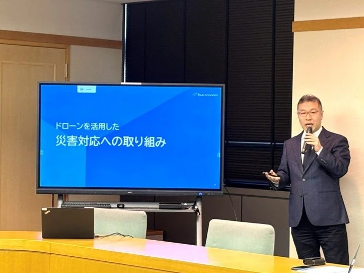 ドローンを活用した災害対応への取り組みについて講演する男性