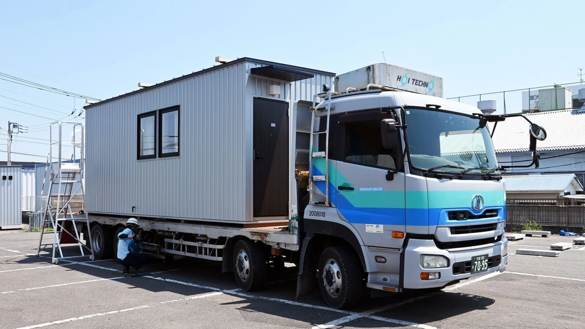 屋外の駐車場に停められた特殊車両のトラック