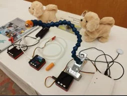 電子部品とぬいぐるみが配置された技術デモンストレーションの様子