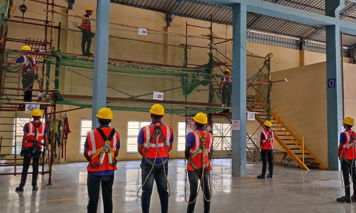 高所作業訓練の様子